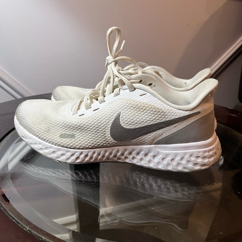 Nike Womens Revolution 5 White Running Shoes Sneakers Size 7.5